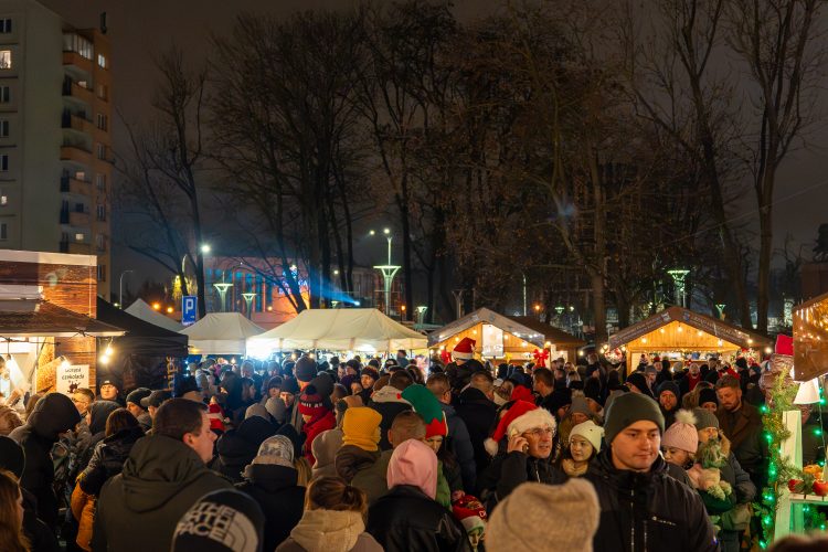 [DUŻO ZDJĘĆ] II Świętokrzyski Jarmark Bożonarodzeniowy. Liczne stoiska, dużo muzyki, kabaret OT.TO, ale też prawdziwa chata z piernika