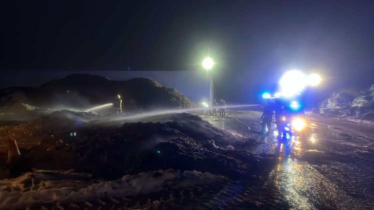 Pożar odpadów na terenie zakładu PGO w Promniku. Niebezpieczeństwo zażegnane