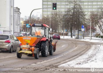 Wszystkie drogi krajowe i wojewódzkie przejezdne, ale padający śnieg utrudnia jazdę