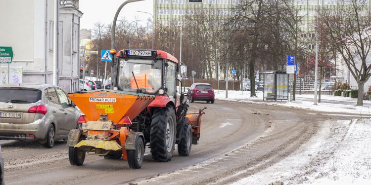 Wszystkie drogi krajowe i wojewódzkie przejezdne, ale padający śnieg utrudnia jazdę