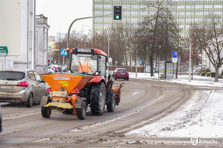 Wszystkie drogi krajowe i wojewódzkie przejezdne, ale padający śnieg utrudnia jazdę