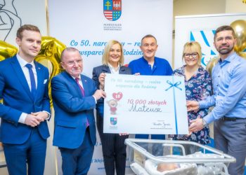 Czek dla 50. narodzonego dziecka w Wojewódzkim Szpitalu Zespolonym