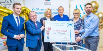 Czek dla 50. narodzonego dziecka w Wojewódzkim Szpitalu Zespolonym