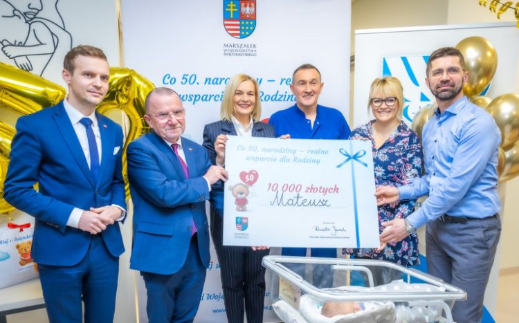 Czek dla 50. narodzonego dziecka w Wojewódzkim Szpitalu Zespolonym