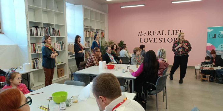 „Malowanie serduszek”. Charytatywna akcja w Instytucie Dizajnu