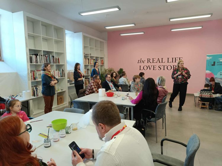 „Malowanie serduszek”. Charytatywna akcja w Instytucie Dizajnu