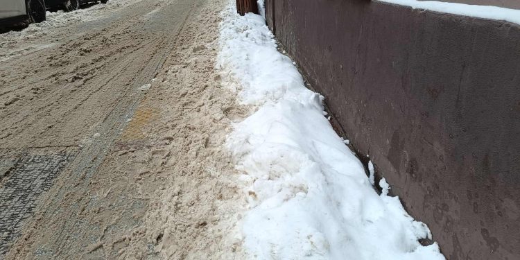 Miasto walczy z pogodą. Mieszkańcy narzekają na tempo odśnieżania