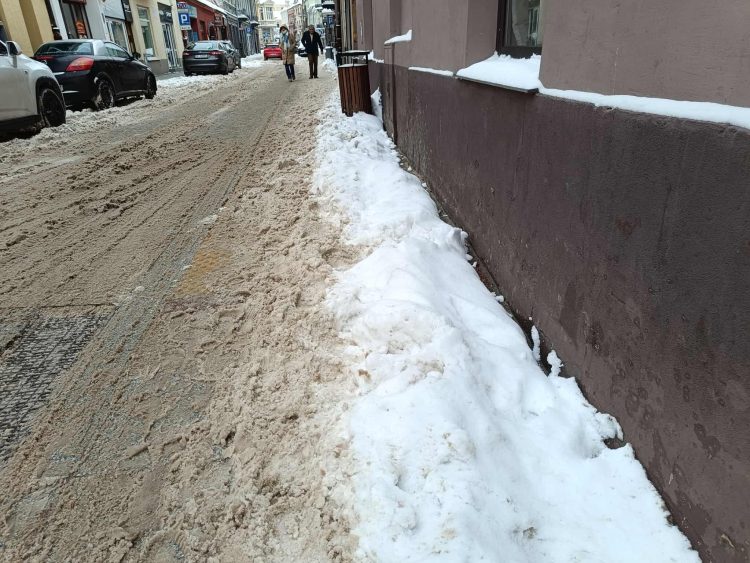 Miasto walczy z pogodą. Mieszkańcy narzekają na tempo odśnieżania