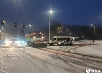Trwa akcja odśnieżania ulic. MZD: „Na terenie miasta działa ponad 20 pługopiaskarek”