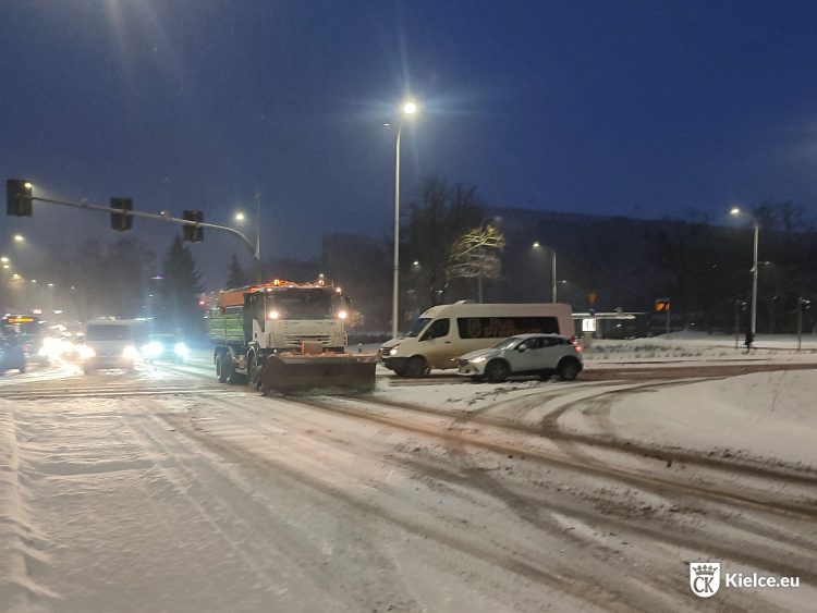 Trwa akcja odśnieżania ulic. MZD: „Na terenie miasta działa ponad 20 pługopiaskarek”