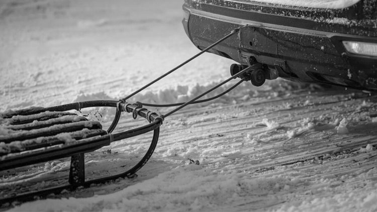 Tragiczny finał niedozwolonego kuligu w Nowinach. Nie żyje 22-latek, a 21-latek trafił w ciężkim stanie do szpitala