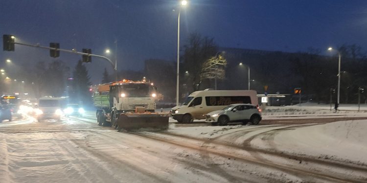 IMGW ostrzega przed gołoledzią, silnym mrozem i intensywnymi opadami śniegu