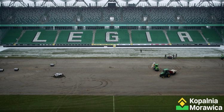 Legia wymienia murawę tuż przed meczem z Koroną