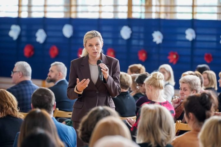 Nowacka: 1,5 mln dzieci w Polsce trafia na szkodliwe treści w sieci