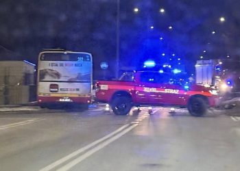 Wypadek z udziałem autobusu miejskiego. Jedna osoba trafiła do szpitala