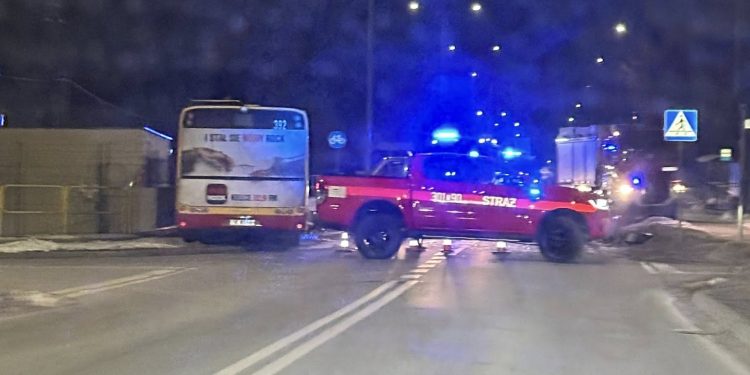 Wypadek z udziałem autobusu miejskiego. Jedna osoba trafiła do szpitala