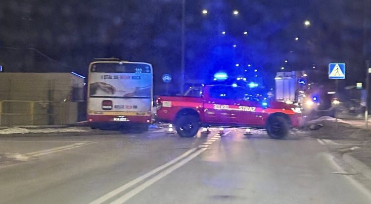 Wypadek z udziałem autobusu miejskiego. Jedna osoba trafiła do szpitala