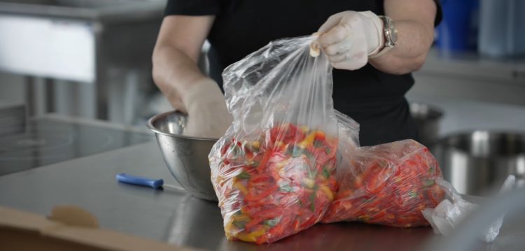 [WIDEO] Kielecki Bank Żywności dba o ciepłe posiłki dla osób w kryzysie bezdomności