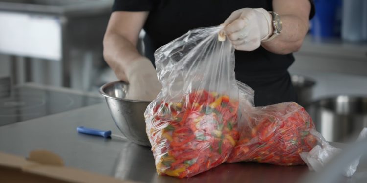 [WIDEO] Kielecki Bank Żywności dba o ciepłe posiłki dla osób w kryzysie bezdomności