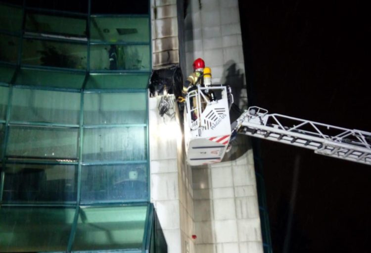Pożar elewacji budynku banku przy ul. Warszawskiej