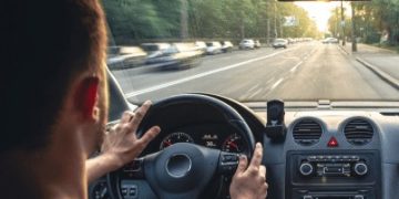 Jak pracować jako kierowca taxi bez JDG : jak legalnie zarabiać i wypłacać pieniądze?