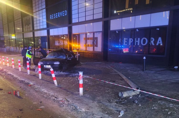 Wypadek przy Galerii Echo. Trzy osoby trafiły do szpitala, kierujący miał ponad 1 promil