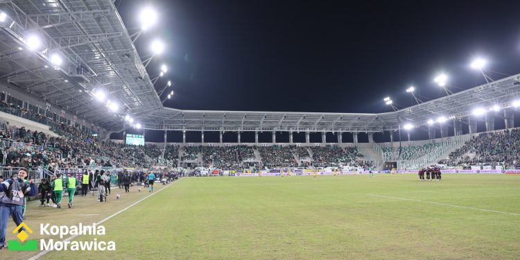 Pseudokibicowi Radomiaka grożą dwa lata więzienia za rzut butelką