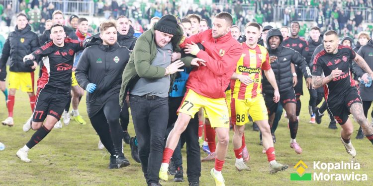 Skandaliczne sceny po meczu w Radomiu. Zieliński: Cieszę się ze zwycięstwa, ale zakończenie przytępiło tę radość