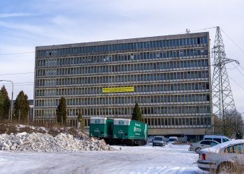 Tragedia na terenie dawnego Chemaru. Zginął mężczyzna przygnieciony przez fragment ściany