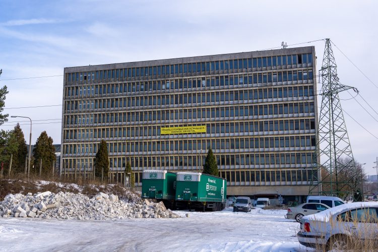 Tragedia na terenie dawnego Chemaru. Zginął mężczyzna przygnieciony przez fragment ściany