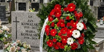 Wieniec z czerwonych kwiatów