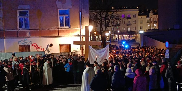 [ZDJĘCIA] Mieszkańcy Kielc wzięli udział w Drodze Krzyżowej