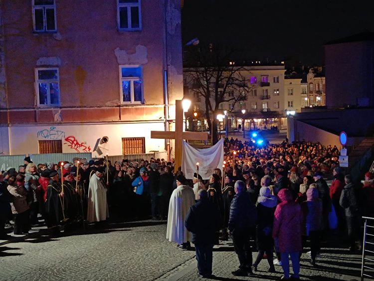 [ZDJĘCIA] Mieszkańcy Kielc wzięli udział w Drodze Krzyżowej