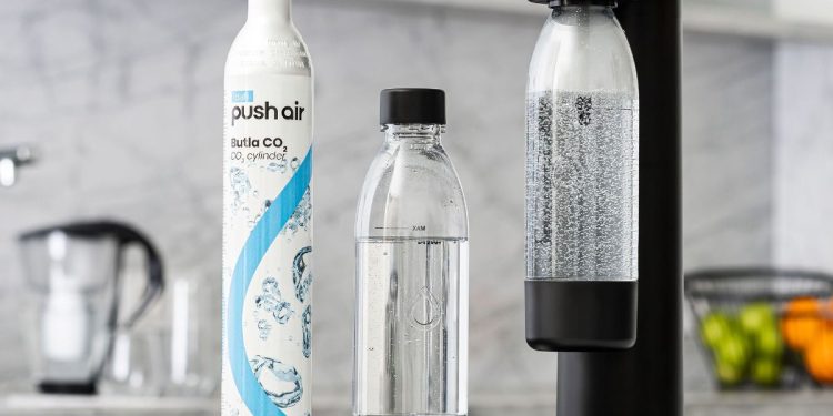 Rynek saturatorów 2026: Polskie rozwiązanie vs zagraniczni gracze — jak wyglądają koszty użytkowania?