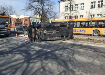 Kolizja na alei IX Wieków Kielc. Samochód przewrócił się na bok