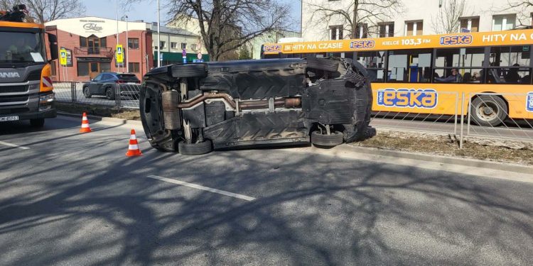 Kolizja na alei IX Wieków Kielc. Samochód przewrócił się na bok