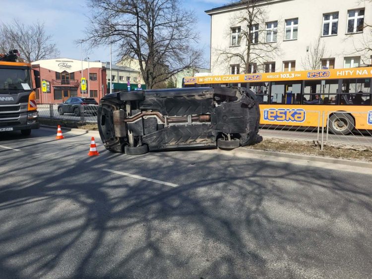 Kolizja na alei IX Wieków Kielc. Samochód przewrócił się na bok