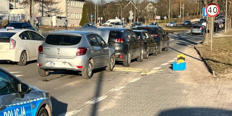 Zderzenie czterech aut na ulicy Krakowskiej. 12 – latek trafił do szpitala