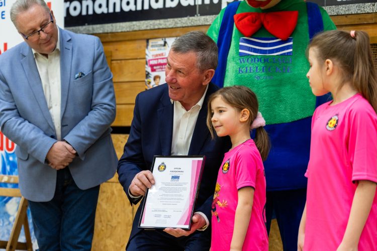 „Dziewczyny, nie bójcie się wuefu”. Felieton Henryka Milcarza, prezesa Wodociągów Kieleckich