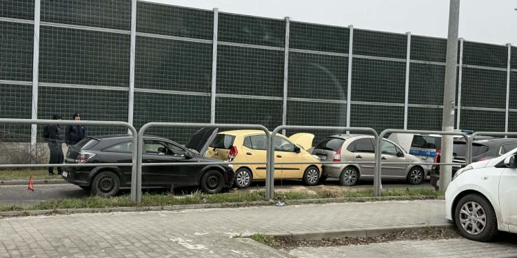 Zderzenie czterech aut, w tym radiowozu, na ulicy Zagnańskiej