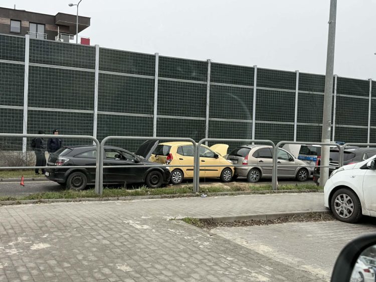 Zderzenie czterech aut, w tym radiowozu, na ulicy Zagnańskiej