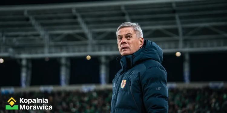 Korona zaczyna grę z nożem przy gardle. Czy posada trenera jest zagrożona?