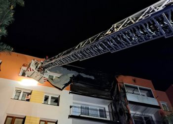 Pożar na Barwinku. Policjanci, którzy pomagali mieszkańcom, trafili do szpitala