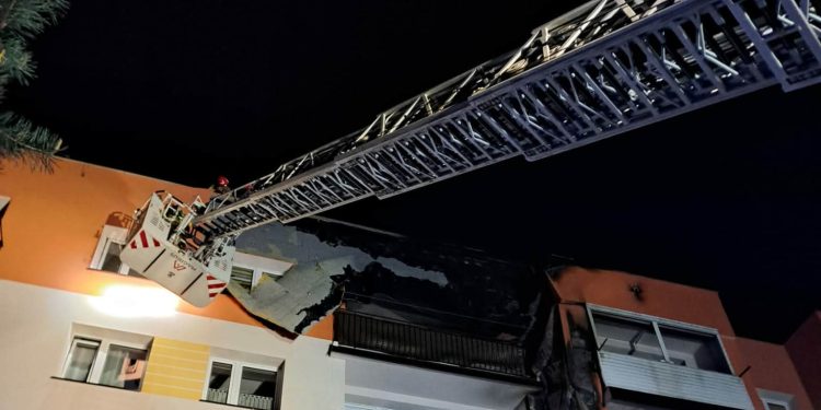 Pożar na Barwinku. Policjanci, którzy pomagali mieszkańcom, trafili do szpitala