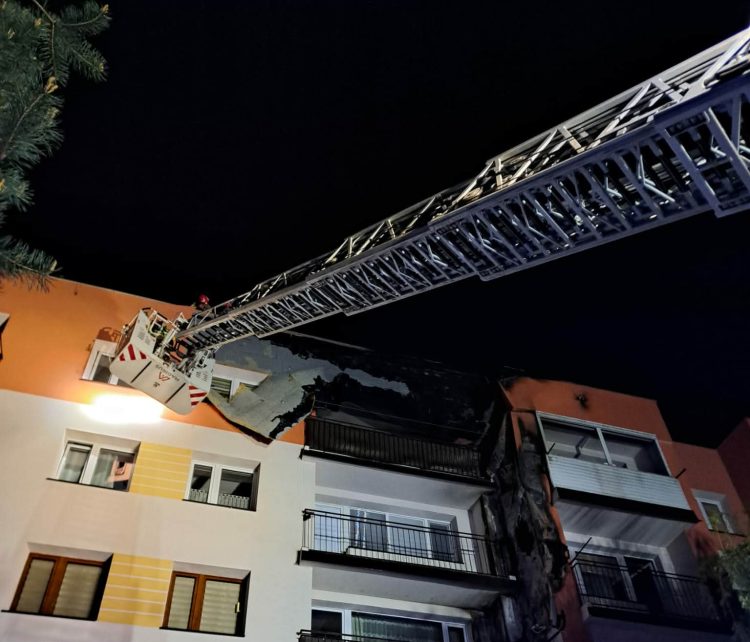 Pożar na Barwinku. Policjanci, którzy pomagali mieszkańcom, trafili do szpitala