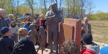 Uroczyste odsłonięcie pomnika doktora Władysława Buszkowskiego, twórcy kieleckiego “Szpitalika”