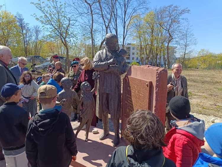 Uroczyste odsłonięcie pomnika doktora Władysława Buszkowskiego, twórcy kieleckiego “Szpitalika”