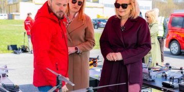 Pokaz dronów na płycie lotniska. Nowoczesne technologie dla bezpieczeństwa mieszkańców