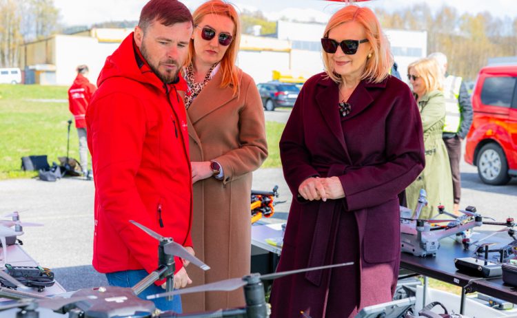 Pokaz dronów na płycie lotniska. Nowoczesne technologie dla bezpieczeństwa mieszkańców