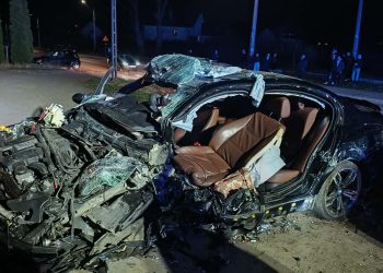 Zderzenie BMW ze stojącym na poboczu peugeotem. Strażacy uwalniali kierowcę z pierwszego auta